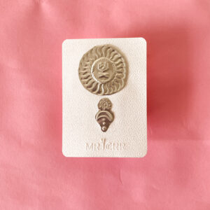 Gravure sur métal à repousser argenté