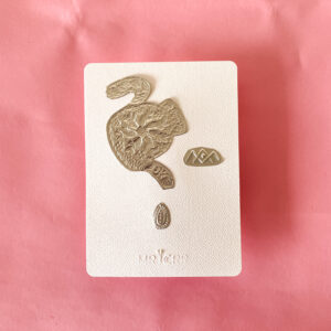 Gravure sur métal à repousser argenté