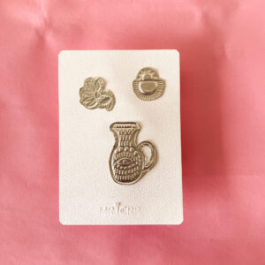 Gravure sur métal à repousser argenté