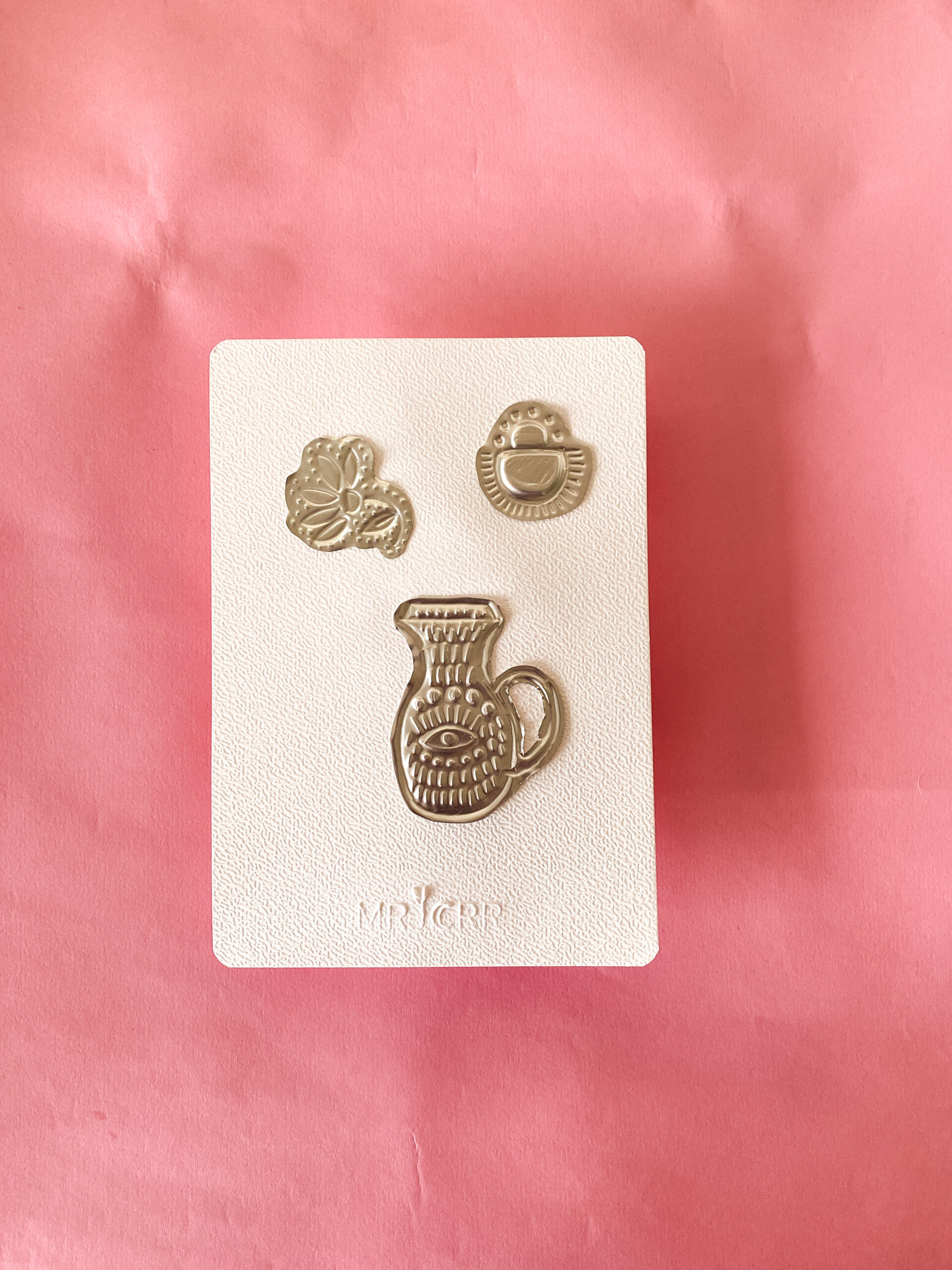 Gravure sur métal à repousser argenté