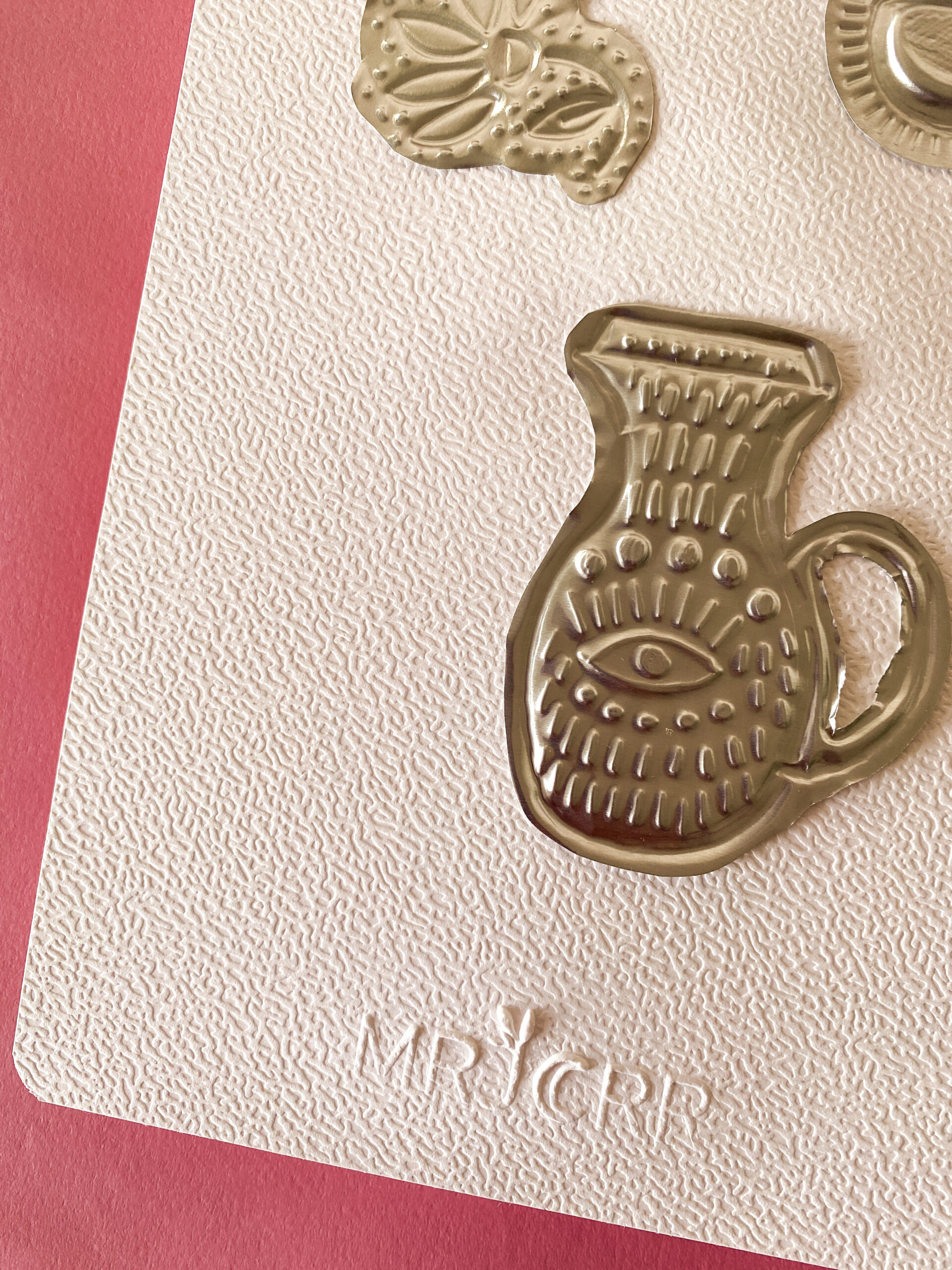 Gravure sur métal à repousser argenté – Image 2