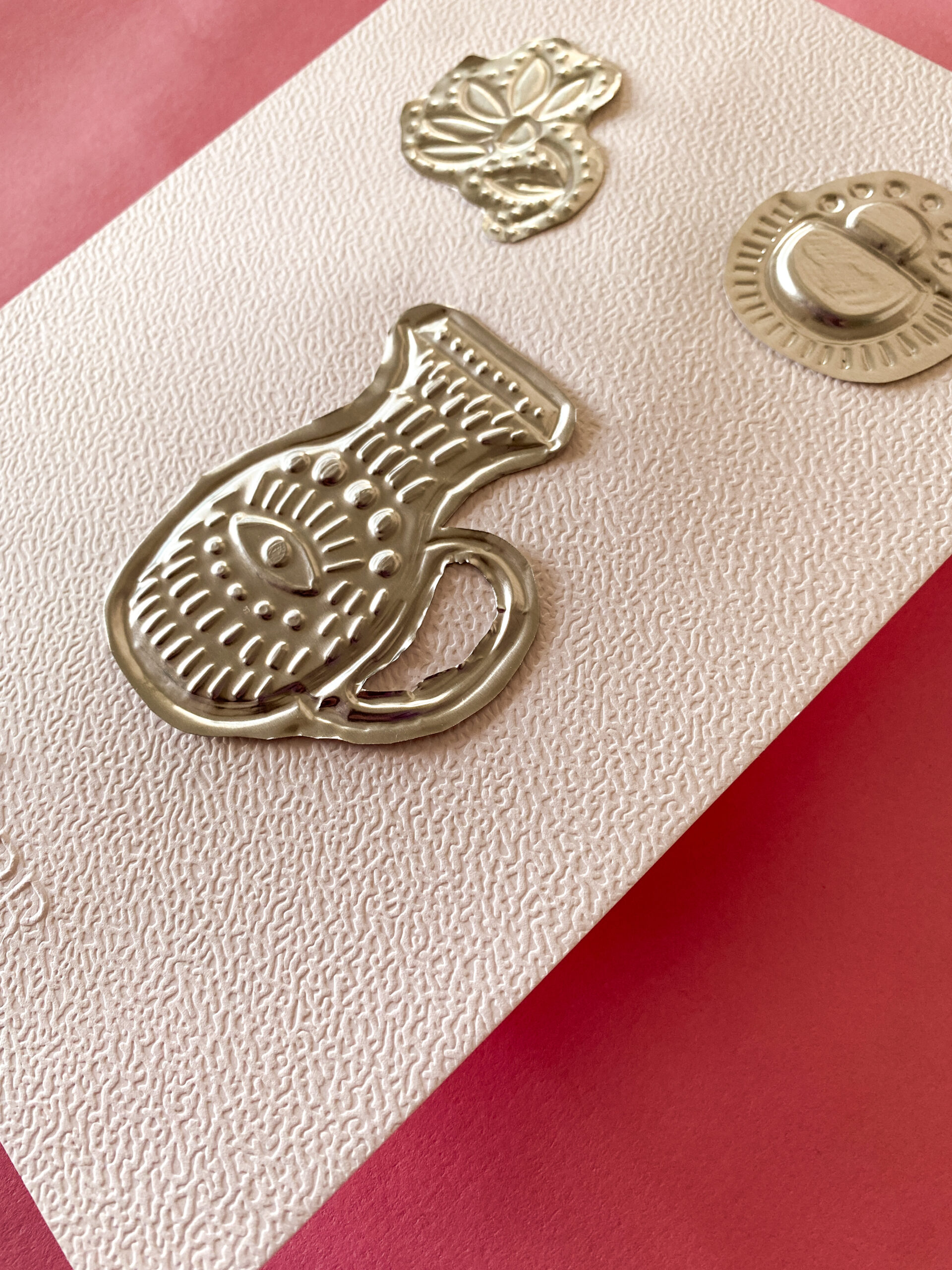 Gravure sur métal à repousser argenté – Image 3