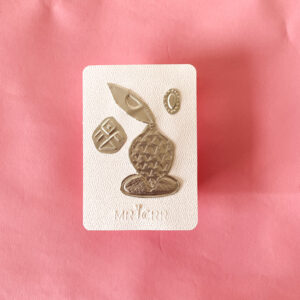 Gravure sur métal à repousser argenté